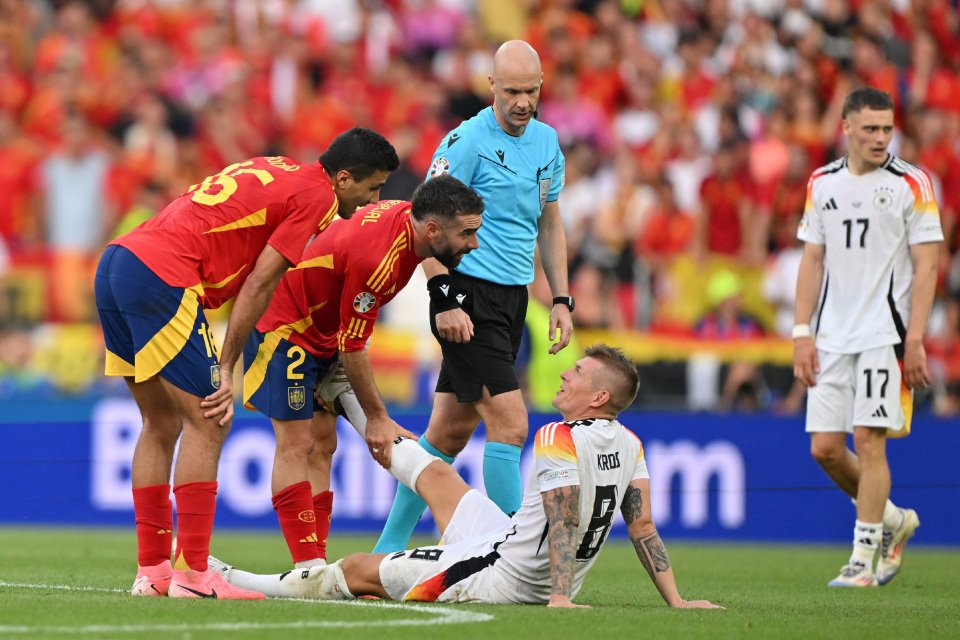 包含法国队风头无两，大比分胜出闯入欧洲杯八强的词条