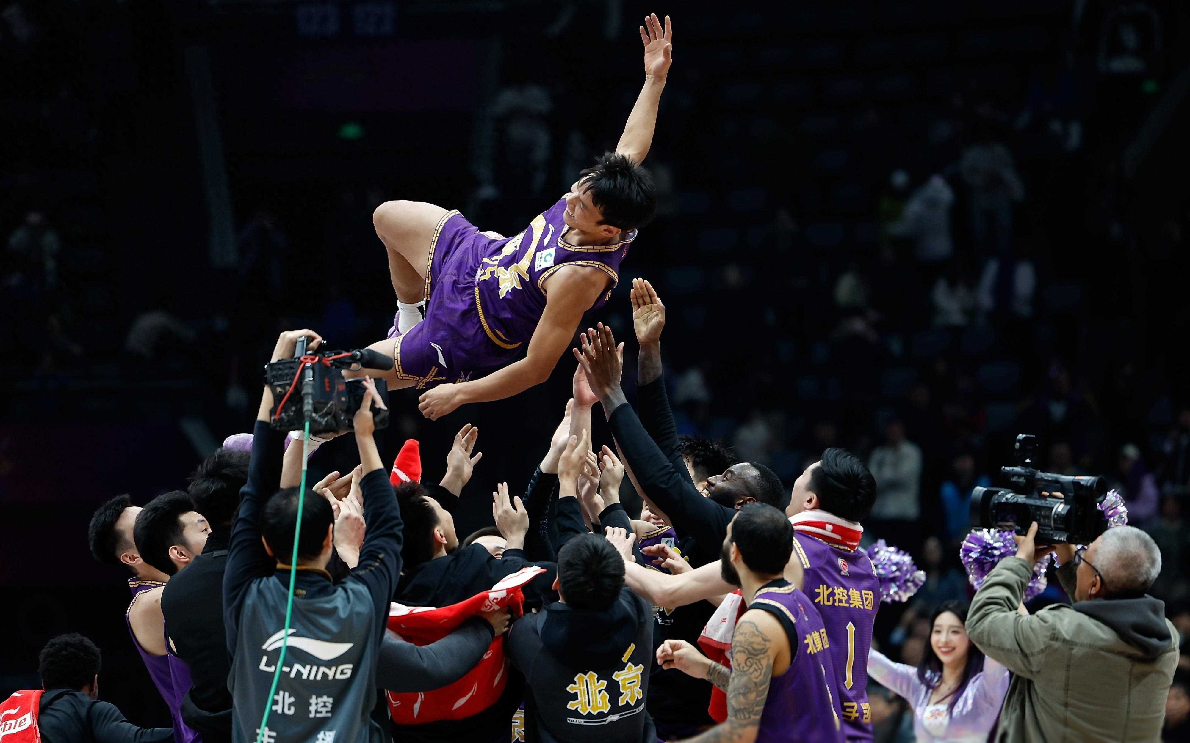 CBA联赛实力碰撞，火爆场面尽显风采