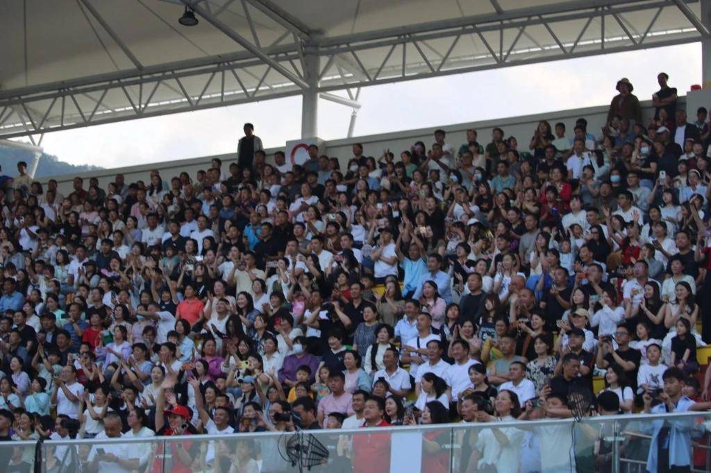 热血沸腾！球员们的拼搏精神感染全场观众！的简单介绍