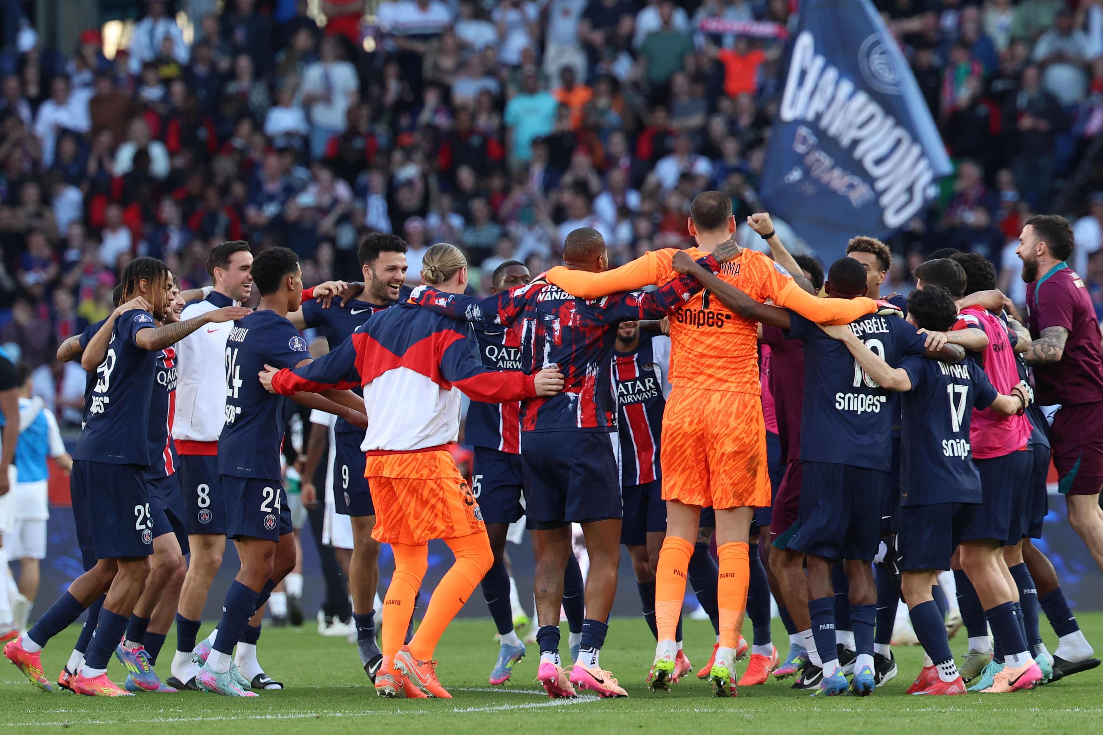 关于巴黎圣日耳曼战胜对手，法甲冠军形势明朗的信息