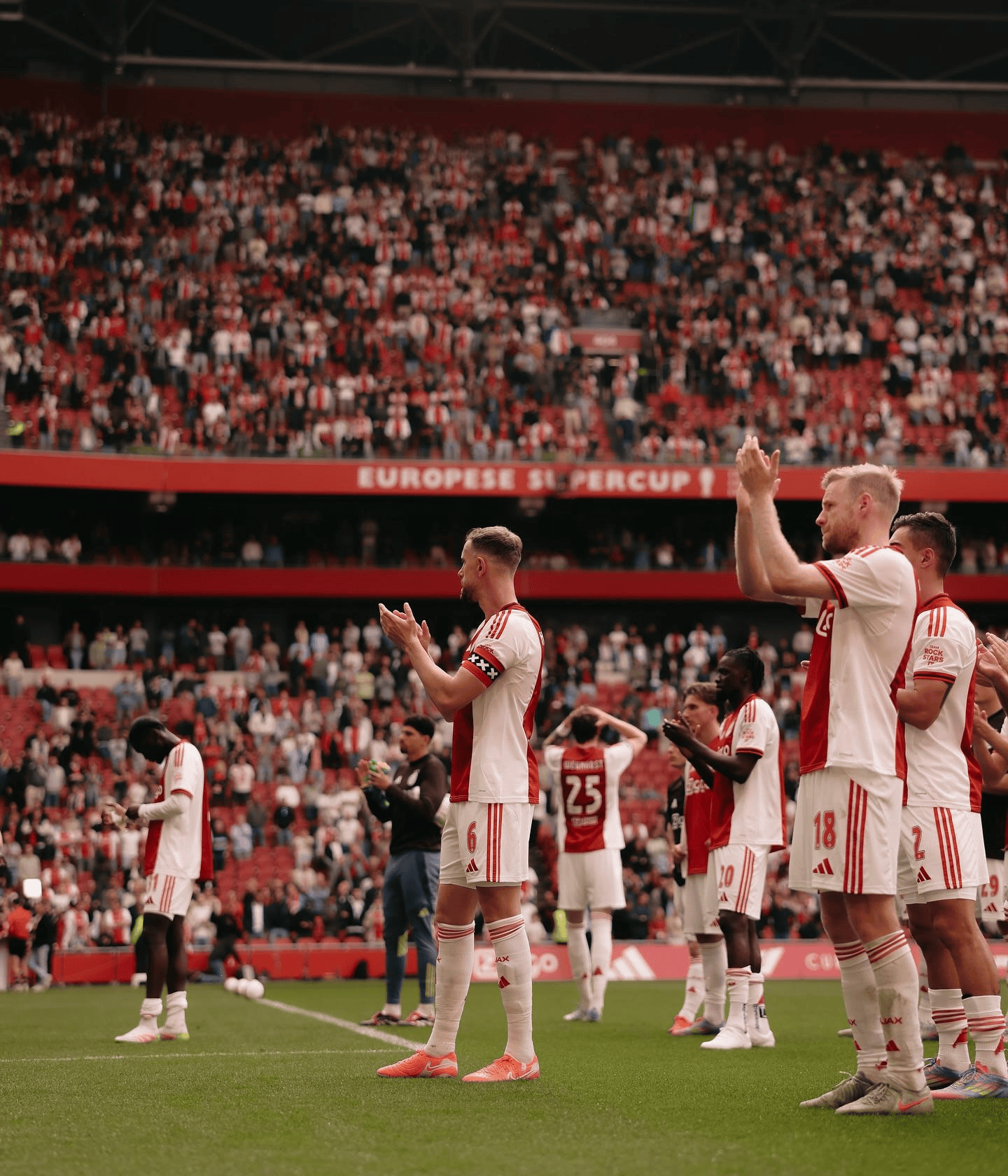 阿贾克斯球员展现出色状态，荷甲联赛高居榜首的简单介绍