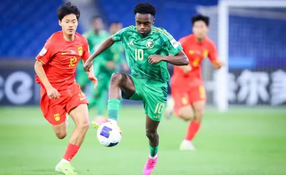 阿曼球员沙马纳出战亚洲杯比赛