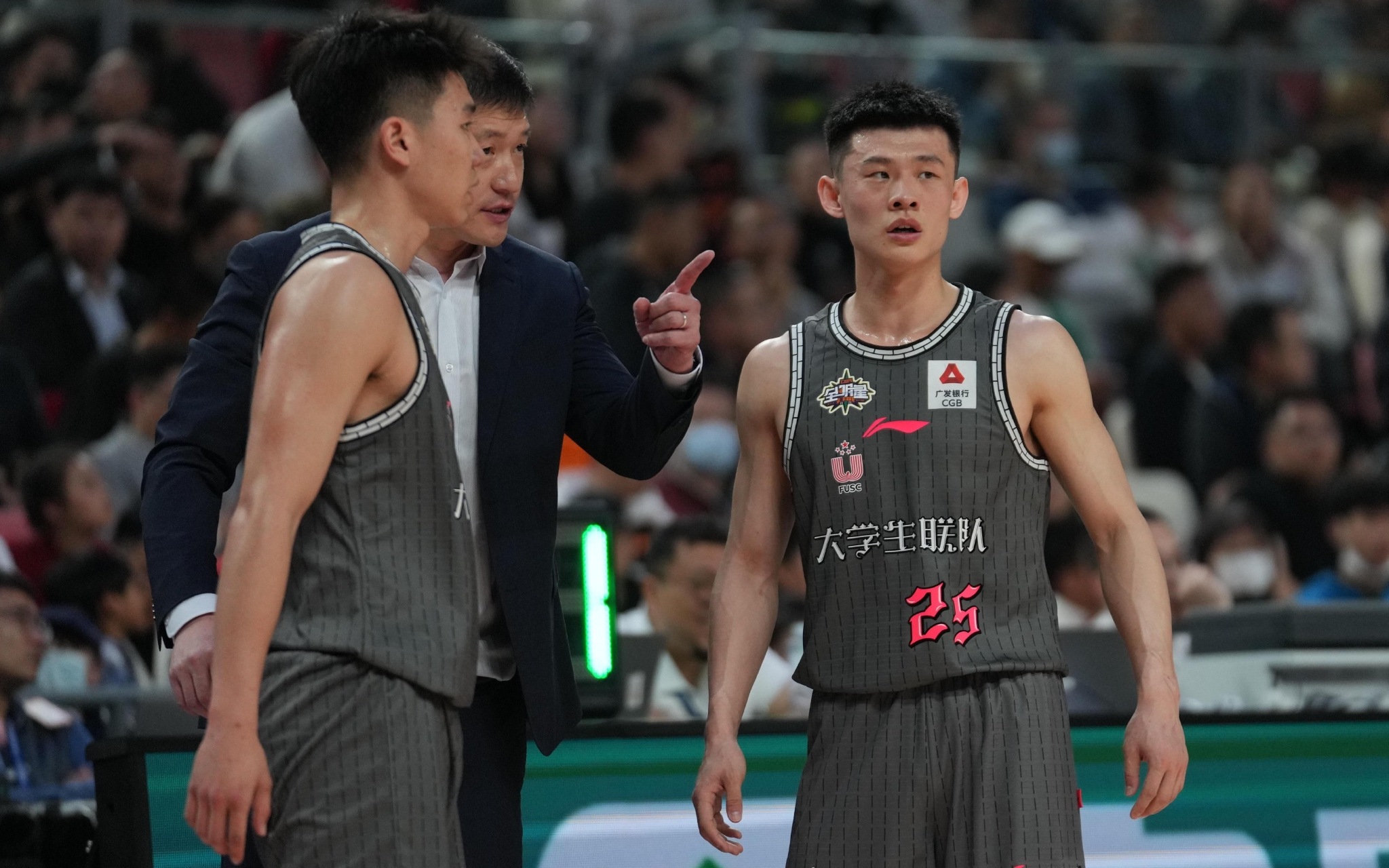 篮球联赛阵痛期突围，新加盟球员表现抢眼