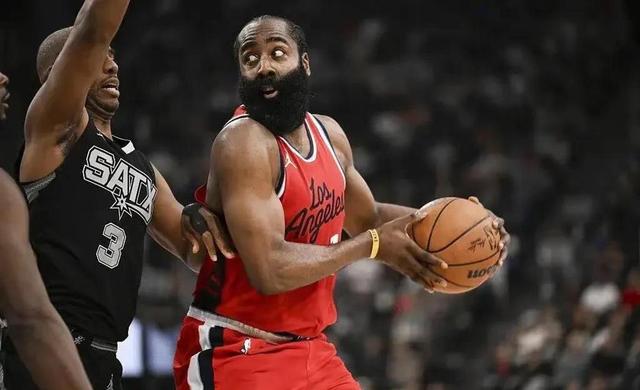 洛杉矶快船小胜热火，夺得季后赛胜利