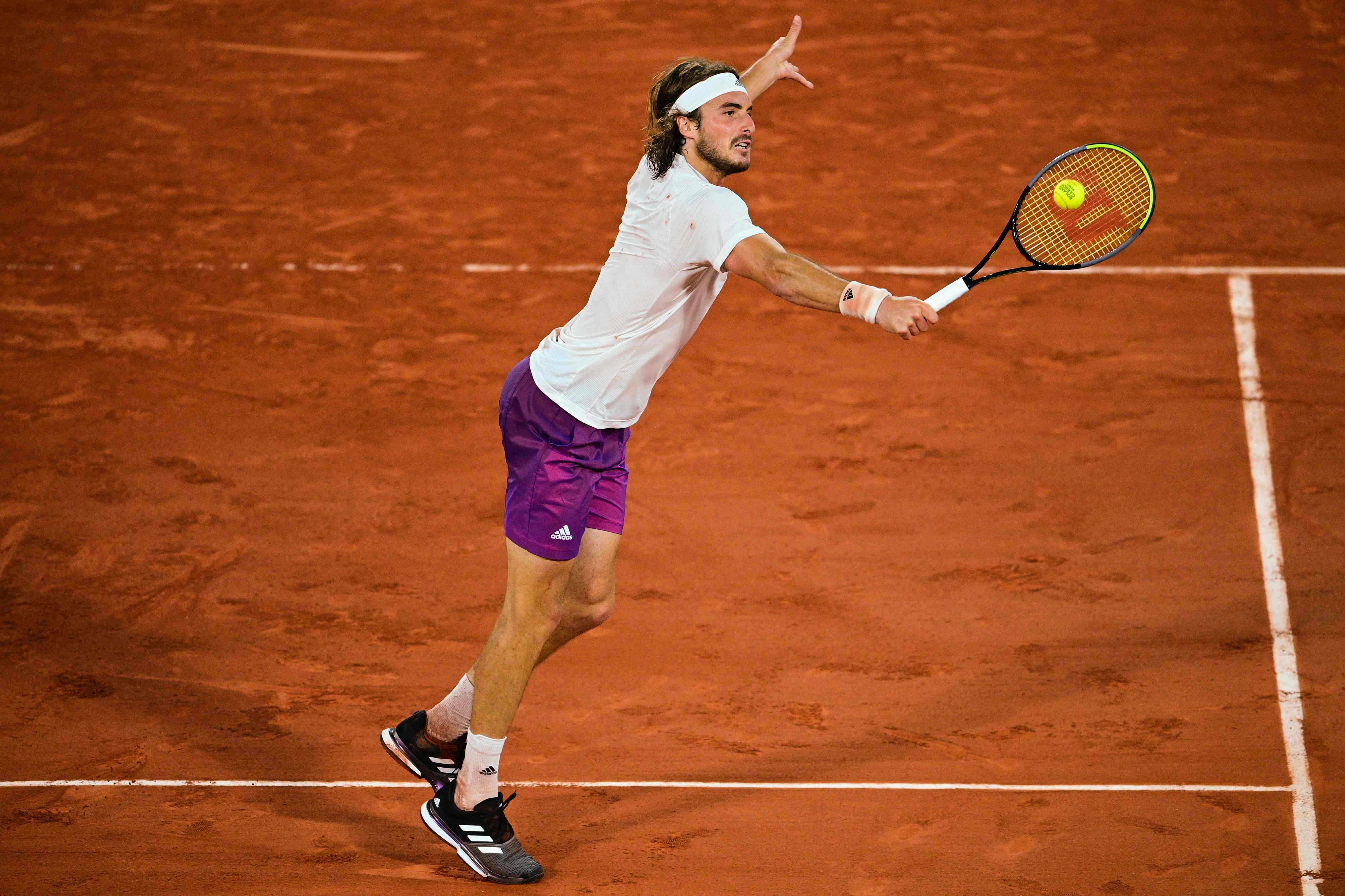 包含法国网球队绝杀西班牙网球队，西西帕斯统治全场的词条