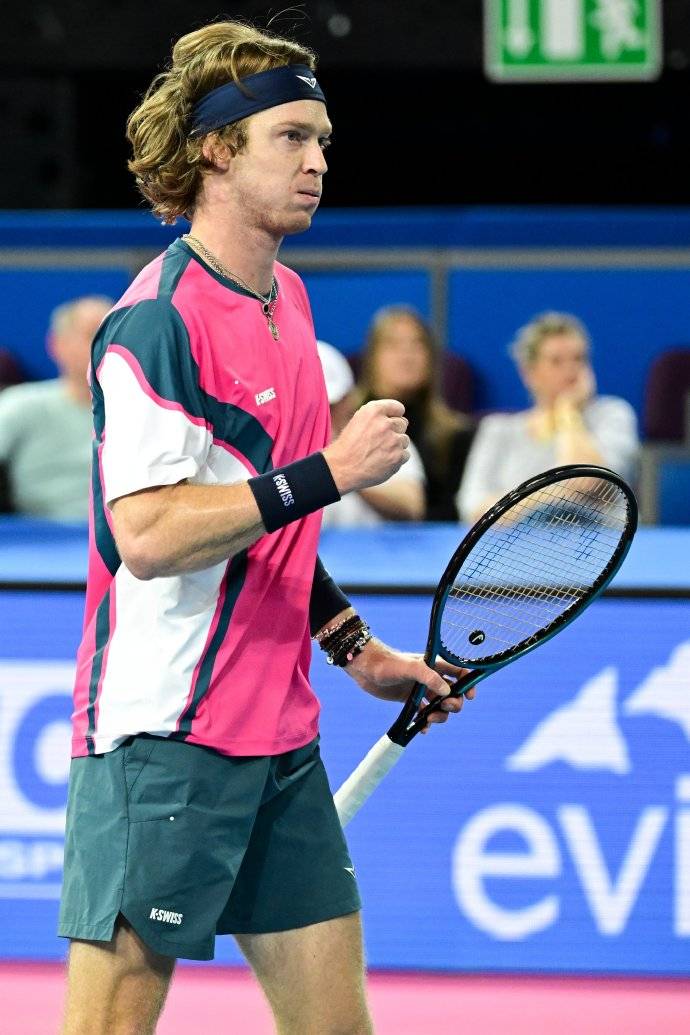 关于世界网球队鏖战西班牙网球队，费德勒一己之力扛起全队的信息