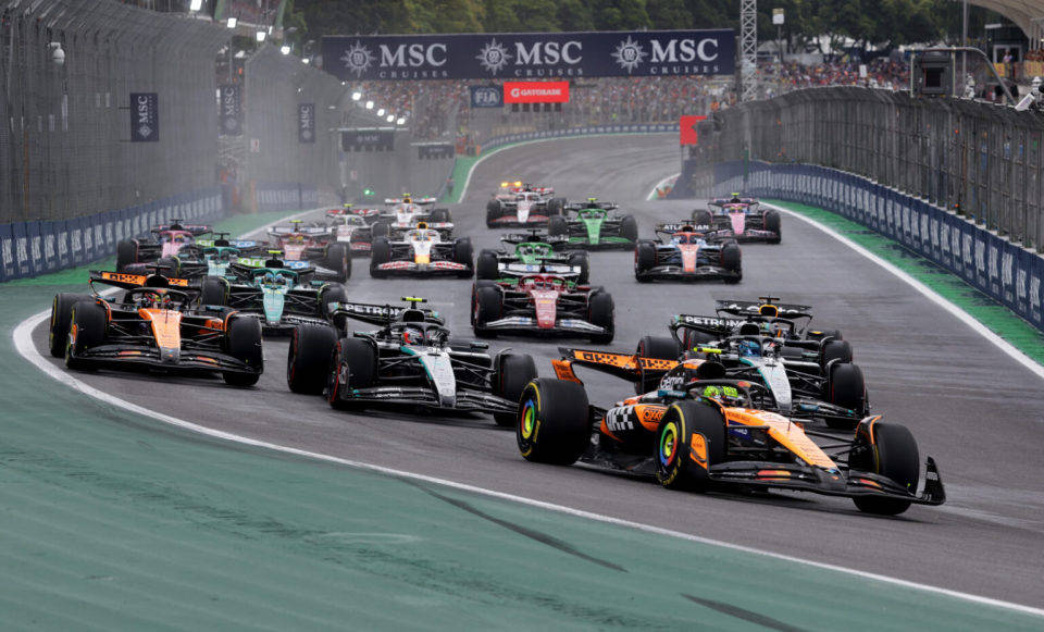 梅赛德斯险胜雷诺车队，皮亚斯特里统治全场